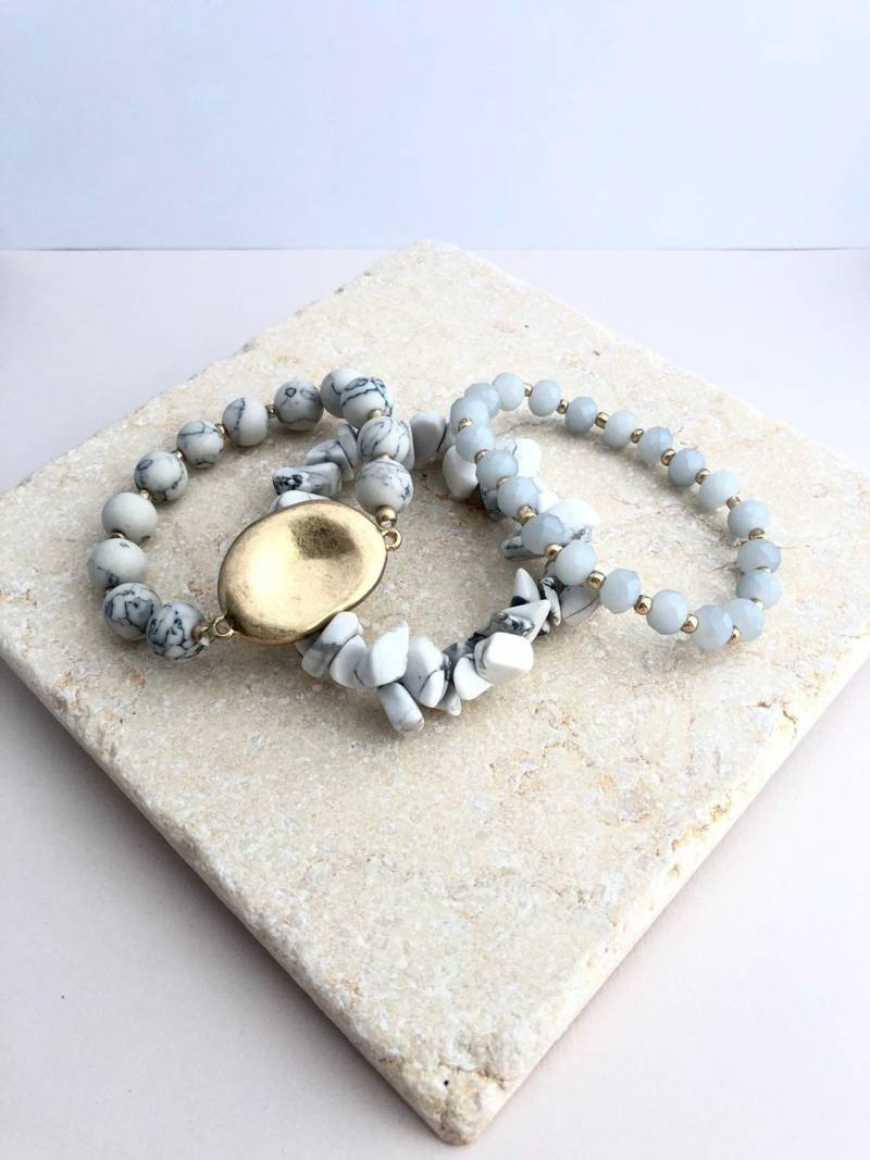 Marmorknöpfe, White Marble Graphite Armband Stack, Matte Howlite Stretch Armband, Gold Boho Gift For Her, Birthday von layersofartisan