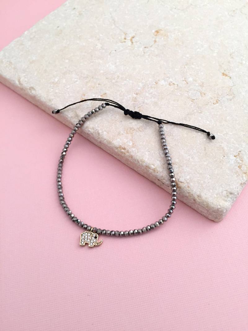 Perle Elefant, Zarte Perlenarmband, Silber Grau Armband, Tunnelzug, Boho Armband Strass Elefant von layersofartisan