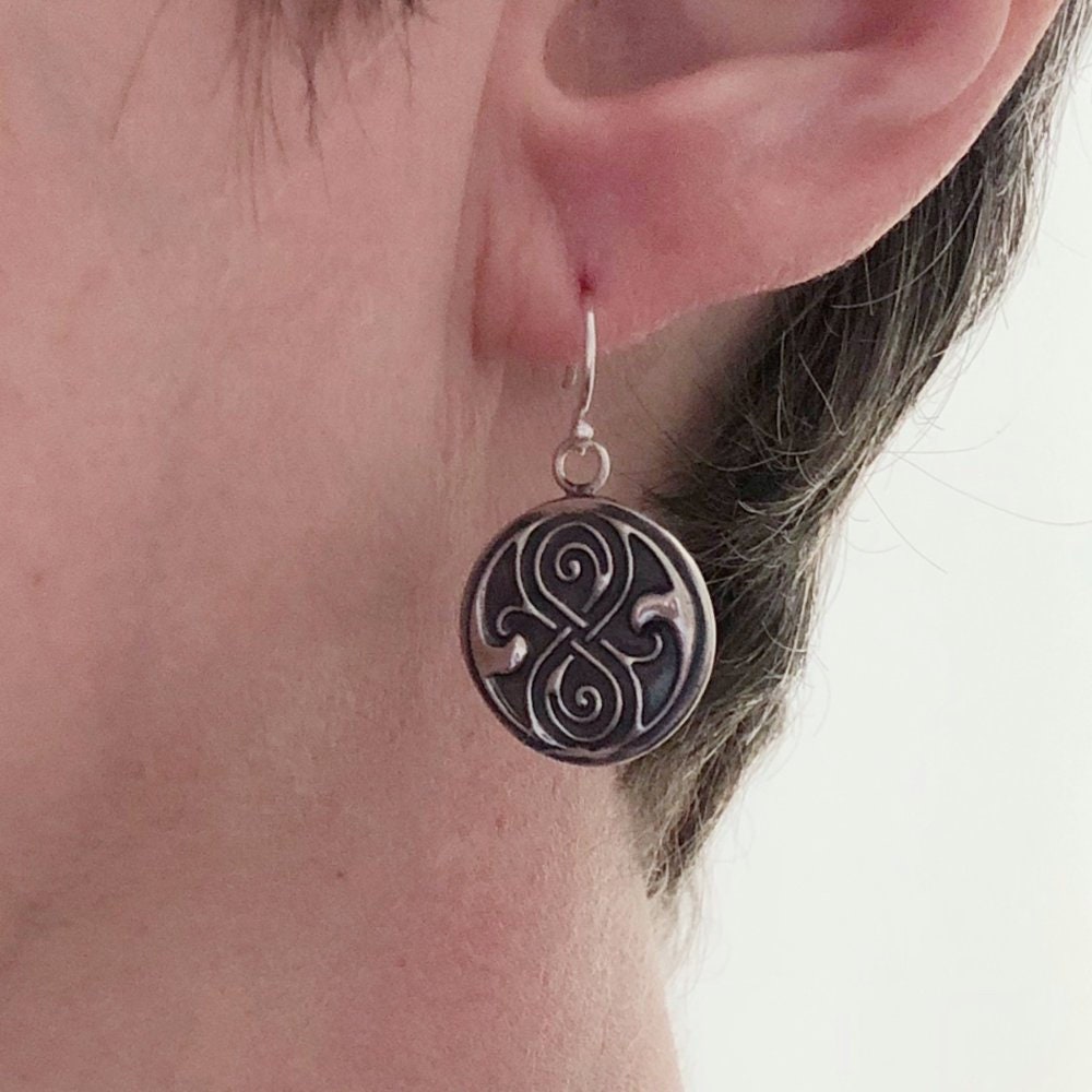 Siegel Von Rassilon Sterling Silber Ohrringe | Doctor Who Schmuck, Science Fiction Hochzeit, Geeky Zahnrad, Nerd Wear, Elegant Geek Chic Siegel Von Rassilon Sterling Silber Ohrringe | Doctor Who Schmuck, Science Fiction Hochzeit, Geeky Zahnrad, Nerd Wear, Elegant Geek Chic von lbStudiosOnEtsy