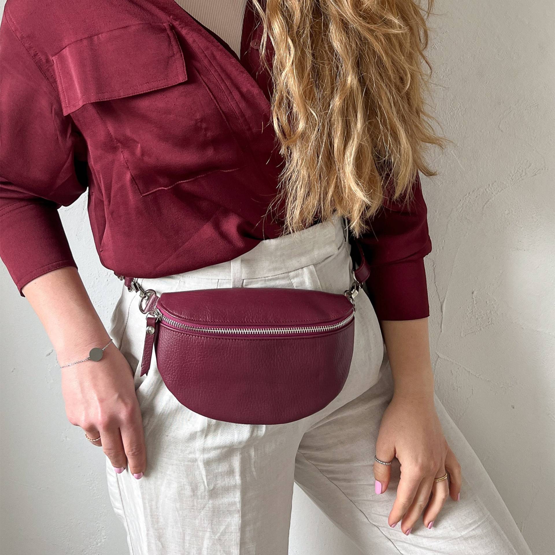 Bauchtasche Aus Leder Für Damen in Rot, Ledergürtel Und Gemusterter Wechselgürtel, Crossbody-Tasche Leder, Hüfttasche Bordeaux von lePelouStudio