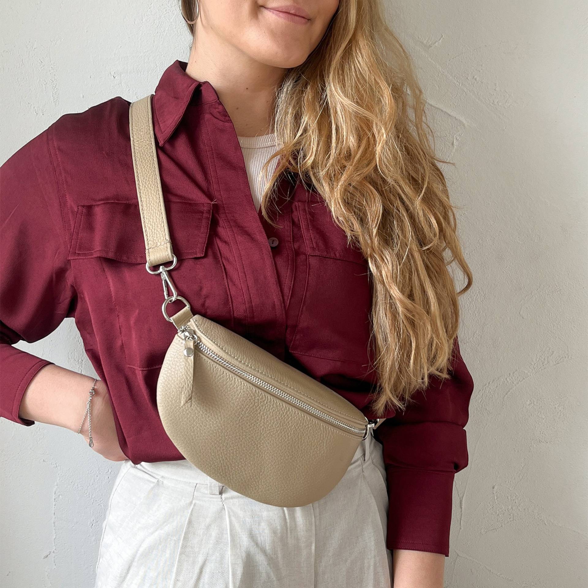 Frauen Leder Bauchtasche, Crossbody Bag Mit Gemustertem Gurt, Umhängetasche, Festival Tasche, Schultergurt von lePelouStudio