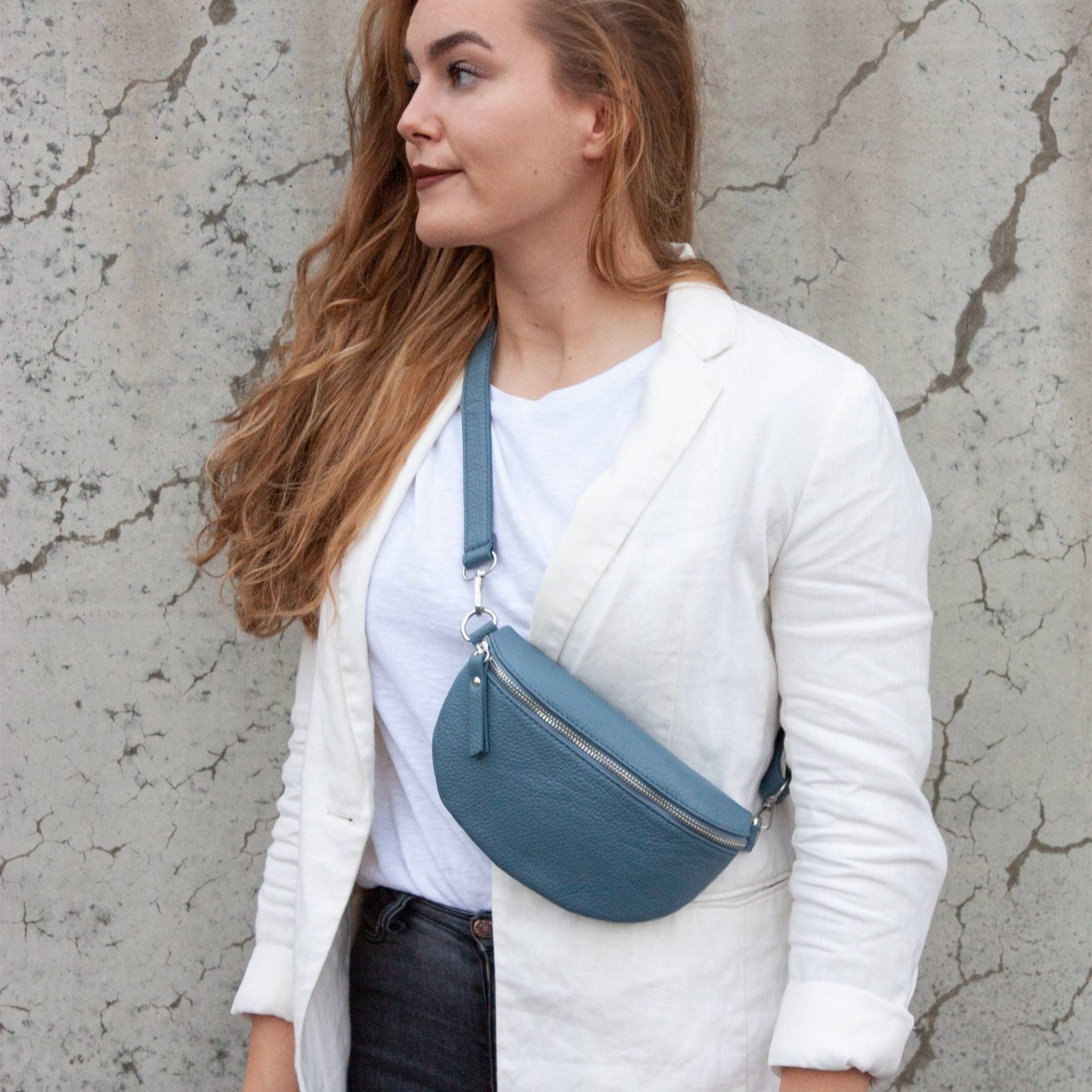 Frauen Leder Bauchtasche, Crossbody Bag Mit Gemustertem Gurt, Umhängetasche, Festival Tasche, Schultergurt von lePelouStudio