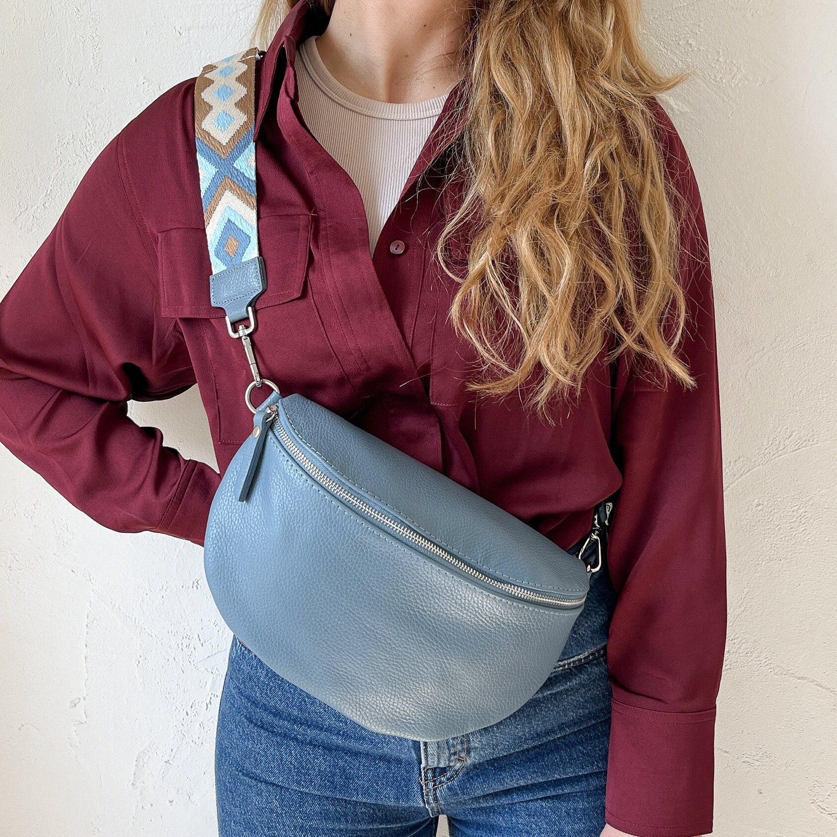 Frauen Leder Bauchtasche Blau, Crossbody Bag Mit Gemustertem Gurt, Umhängetasche, Festival Tasche, Schultergurt von lePelouStudio