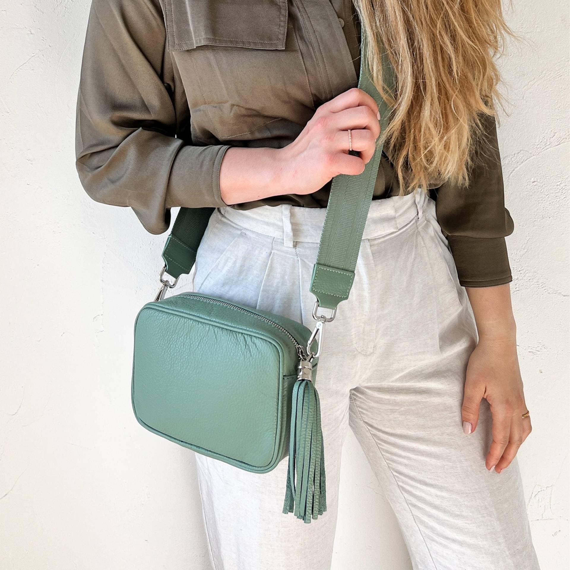 Handtasche Aus Leder in Khaki, Kleine Umhängetasche Mit Gemustertem Wechselgurt, Schultertasche, Crossbody Tasche Wechselgurt von lePelouStudio