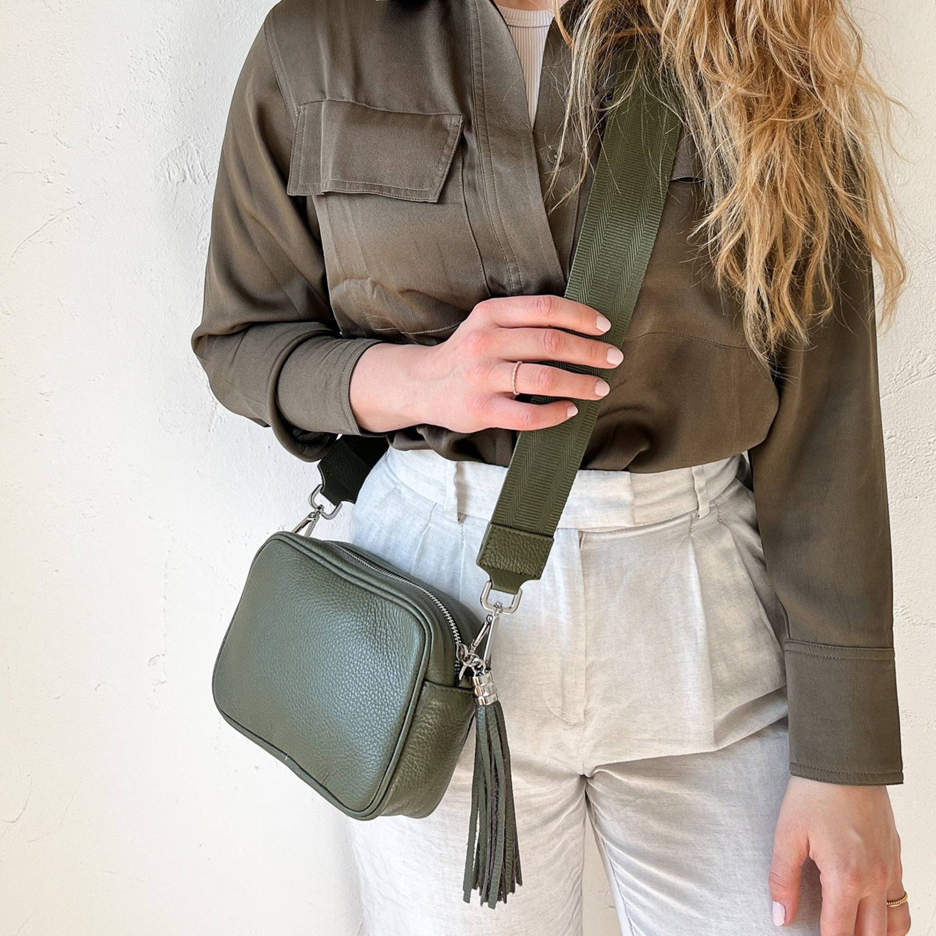 Handtasche Aus Leder in Khaki, Kleine Umhängetasche Mit Gemustertem Wechselgurt, Schultertasche, Crossbody Tasche Wechselgurt von lePelouStudio