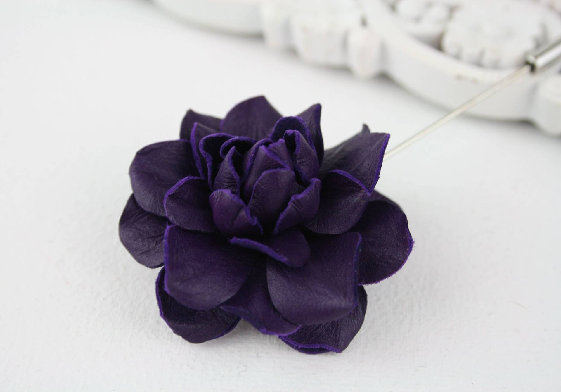 Lila Leder Rose Blume Herren Revers Pin. Rosenblüten Brosche. Blumen-Reversnadel. Boutonniere Anstecknadel. Hochzeit Boutonniere Lila Leder Rose Blume Herren Revers Pin. Rosenblüten Brosche. Blumen-Reversnadel. Boutonniere Anstecknadel. Hochzeit Boutonniere von leasstudio