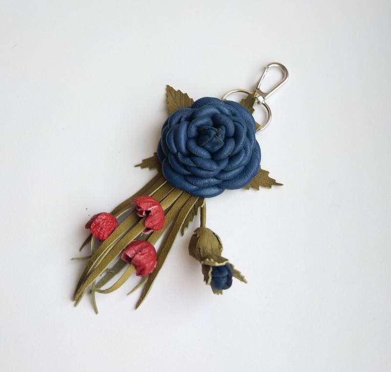 Handtasche Charm Blau Und Rot, Echtes Leder Blumen Taschenanhänger, Geldbörse Charms Leder, Blume Schlüsselanhänger, Wilde Blaue Rose, Charme Handtasche Charm Blau Und Rot, Echtes Leder Blumen Taschenanhänger, Geldbörse Charms Leder, Blume Schlüsselanhänger, Wilde Blaue Rose, Charme von leatherLS