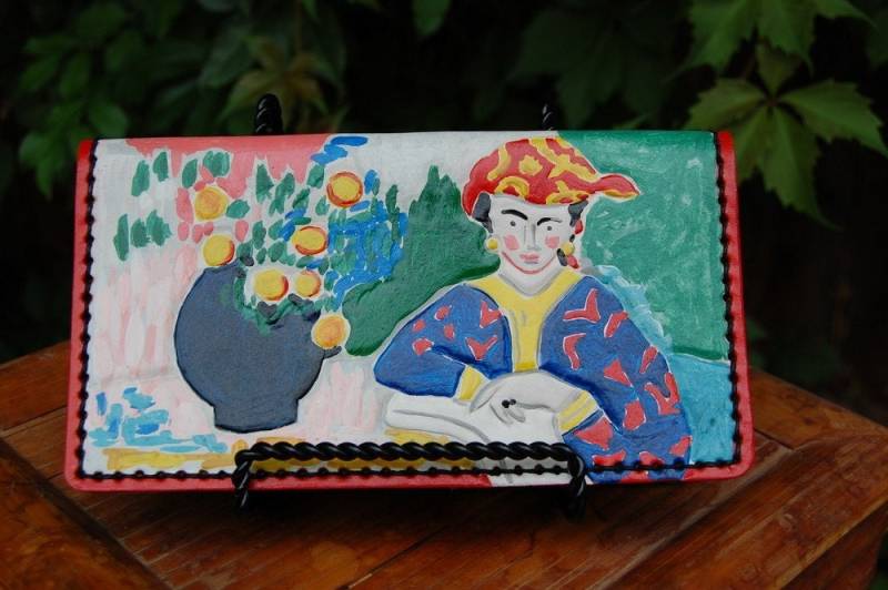 Frau in Rotem Kopfleder-Leder-Checkbook-Cover von leatherarts