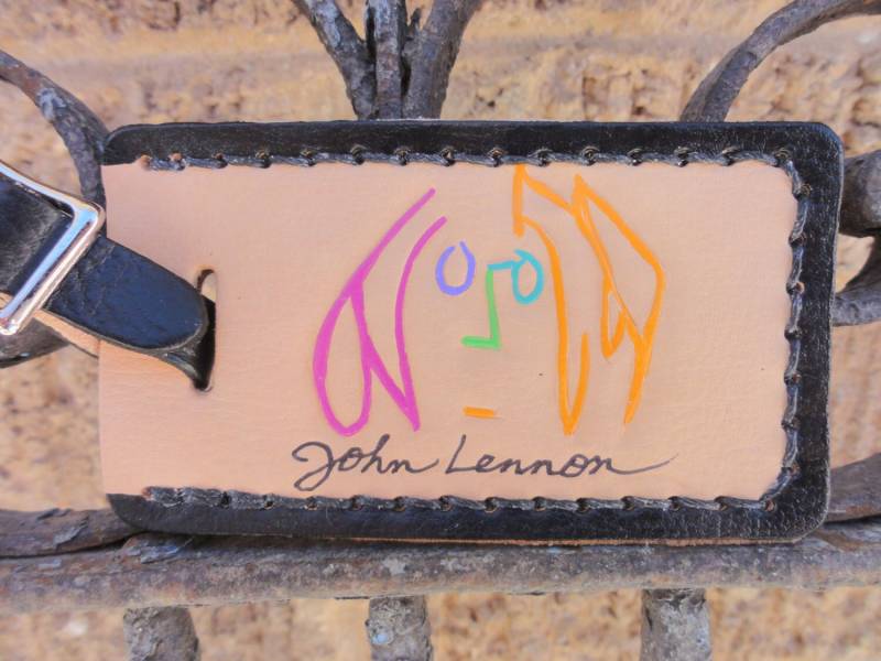 Gepäckanhänger Mit John Lennon Selbstporträt von leatherarts