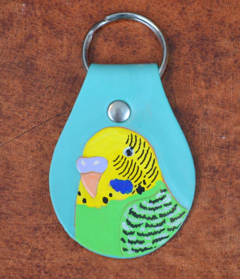 Schlüsselanhänger Mit Einem Sittich in Den Farben Gelb Und Grün von leatherarts