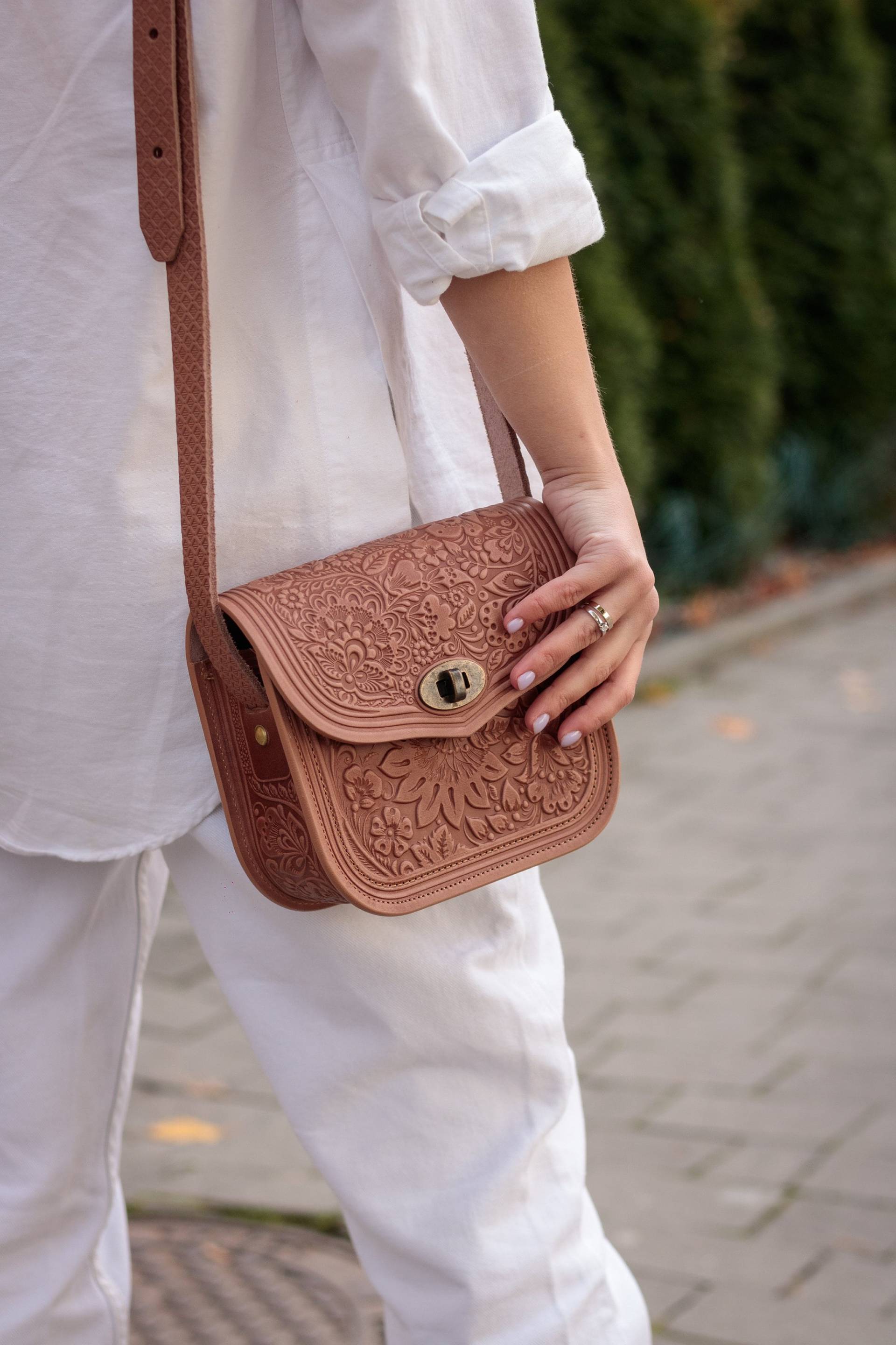 Crossbody Bag Aus Leder Florales Ornament, Handgemacht von leathercraftByVector