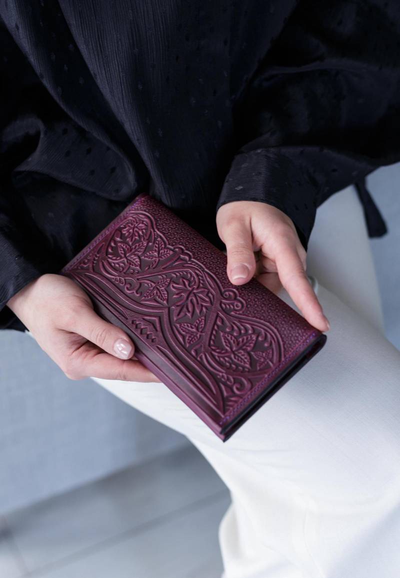 Handgefertigte Geldbörse Aus Lila Leder Geprägtes Blatt Design von leathercraftByVector