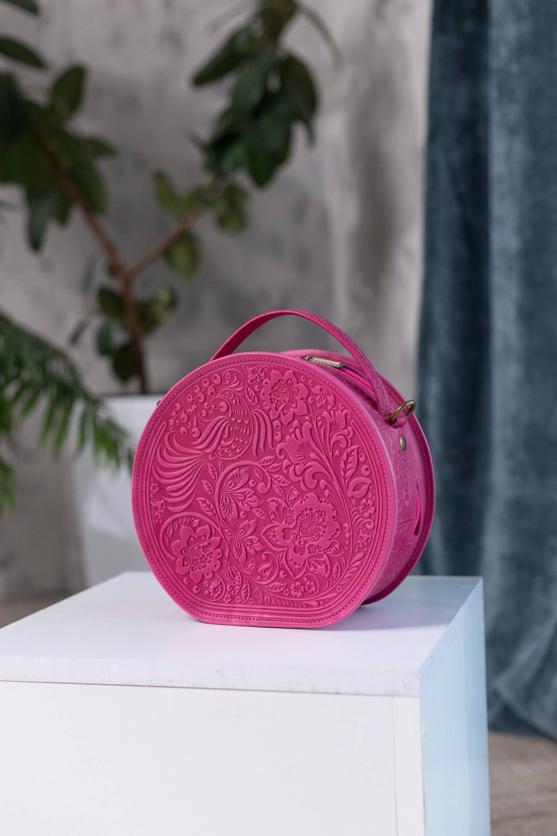 Handgefertigte Rosa Leder Umhängetasche Runde Schultertasche Mit Blumenmuster von leathercraftByVector