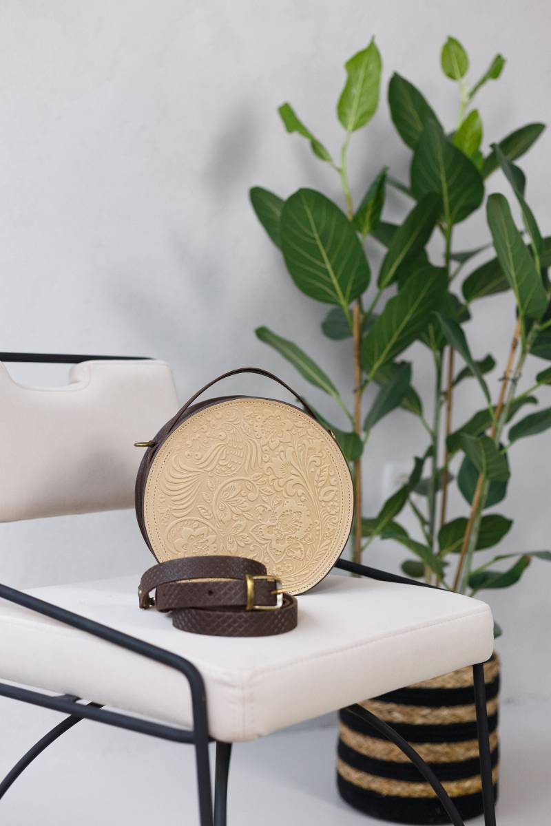 Personalisierte Runde Lederumhängetasche Handgefertigte Braune Geldbörse von leathercraftByVector