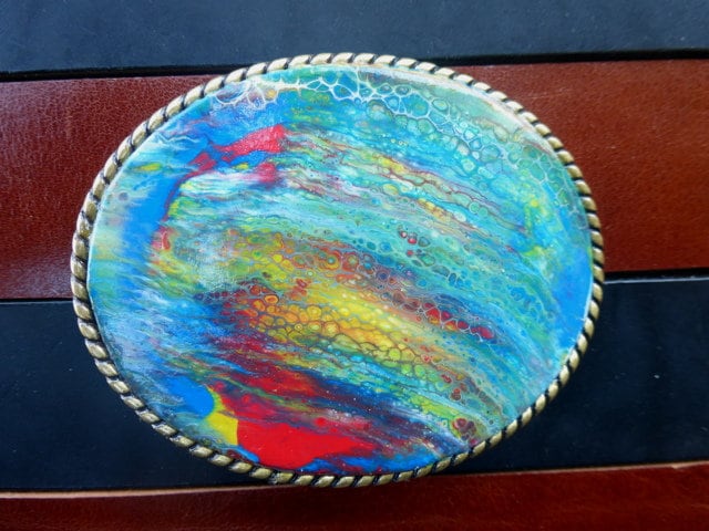 Handbemalte Gürtelschnalle Aus Leder Antiqued Messing Oval, Acrylic Pour Art von leatherwise