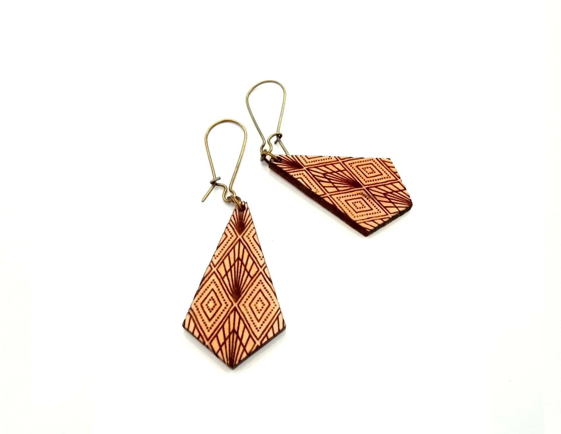 Hängende Holzohrringe Graviertes Art Deco Muster - Kleines Modell Hängende Holzohrringe Graviertes Art Deco Muster - Kleines Modell von leboisadesoreilles