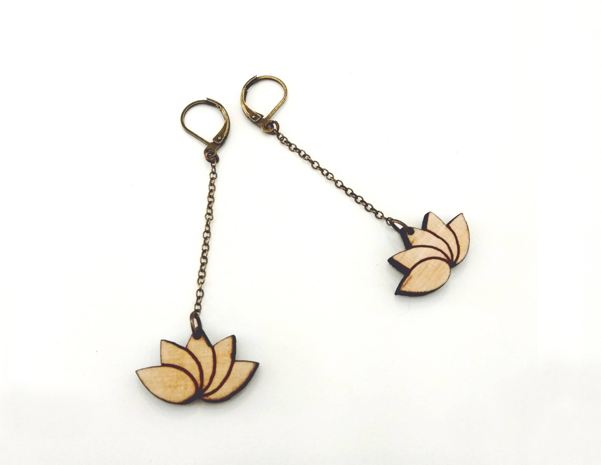 Hängende Ohrringe Aus Graviertem Holz - Lotus Origami Hängende Ohrringe Aus Graviertem Holz - Lotus Origami von leboisadesoreilles