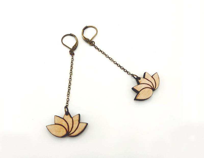 Hängende Ohrringe Aus Graviertem Holz - Lotus Origami Hängende Ohrringe Aus Graviertem Holz - Lotus Origami von leboisadesoreilles