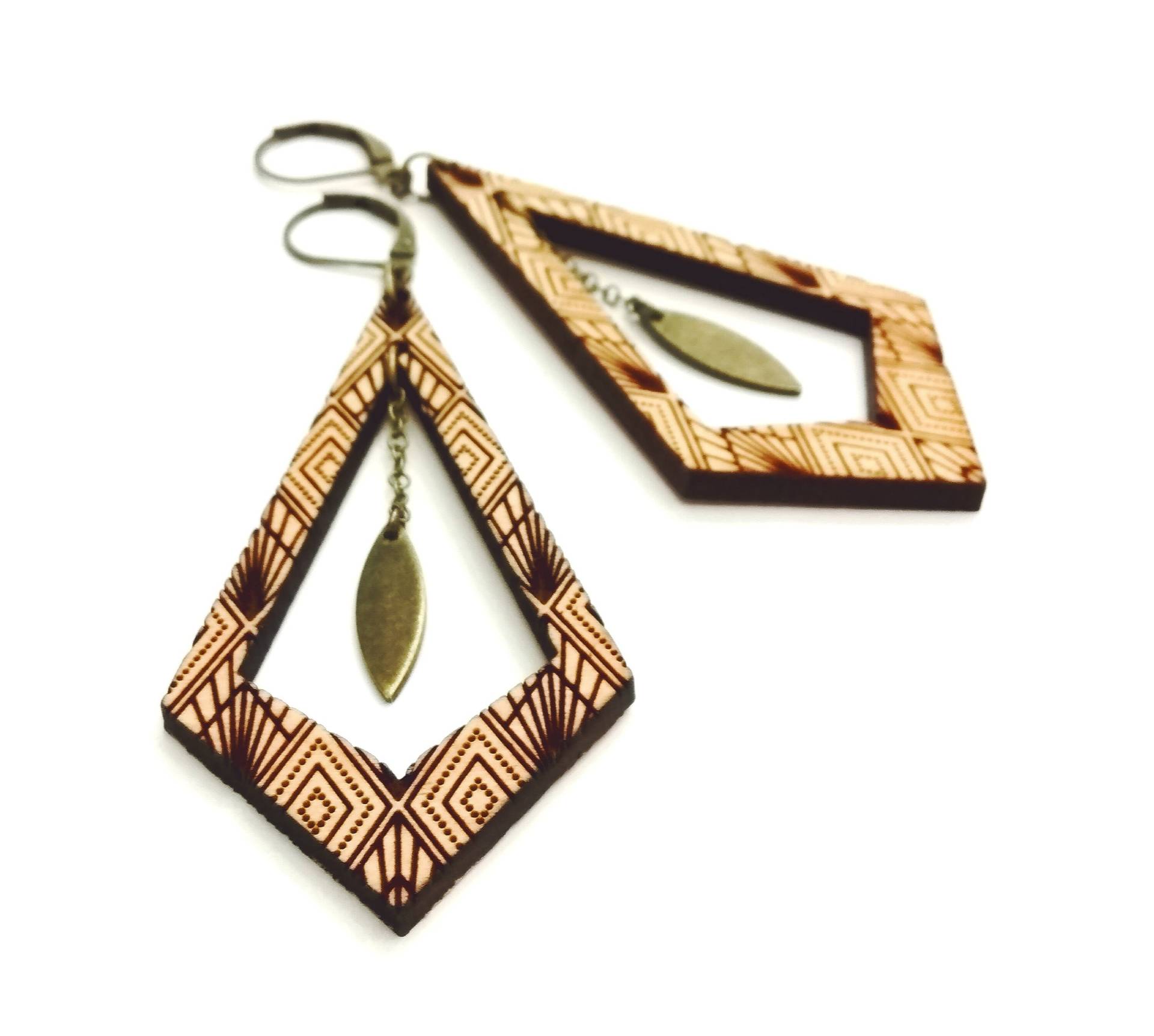 Ohrhänger Aus Holz Mit Gravur - Hängendes Schiffchen Art-Déco-Hintergrund Ohrhänger Aus Holz Mit Gravur - Hängendes Schiffchen Art-Déco-Hintergrund von leboisadesoreilles