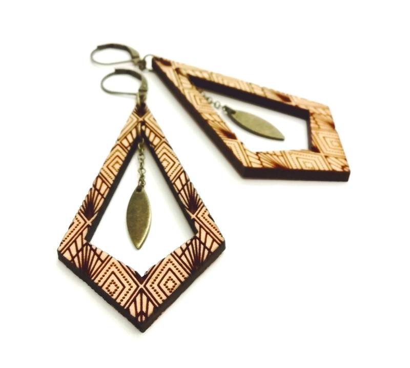 Ohrhänger Aus Holz Mit Gravur - Hängendes Schiffchen Art-Déco-Hintergrund Ohrhänger Aus Holz Mit Gravur - Hängendes Schiffchen Art-Déco-Hintergrund von leboisadesoreilles