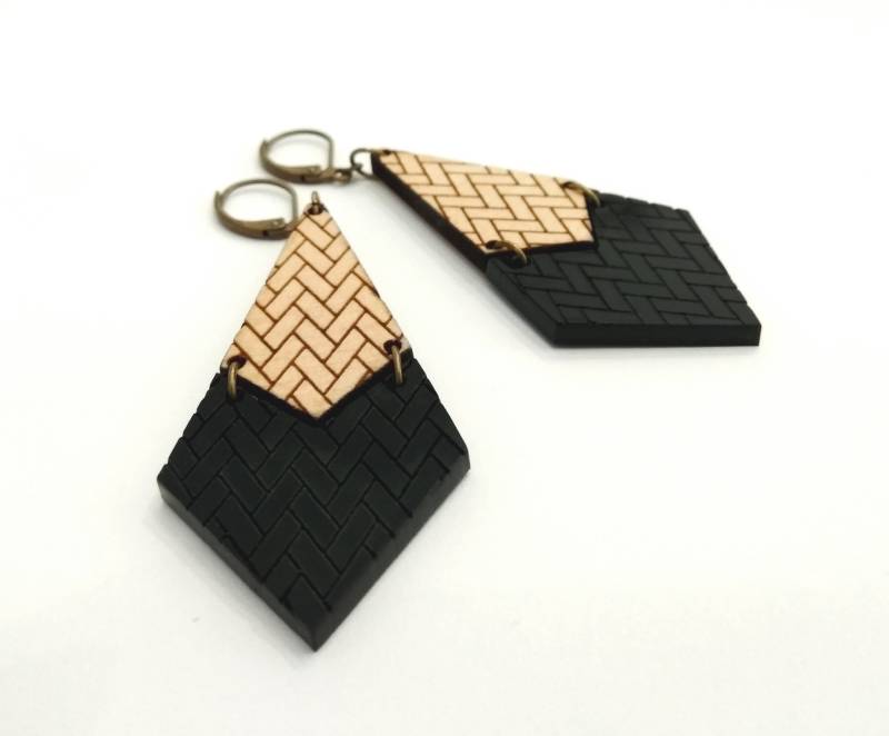 Ohrringe Aus Holz Und Schweren Schwarzen Plexiglas - Duo Von Materialien Mit Geriffelten Muster Ohrringe Aus Holz Und Schweren Schwarzen Plexiglas - Duo Von Materialien Mit Geriffelten Muster von leboisadesoreilles