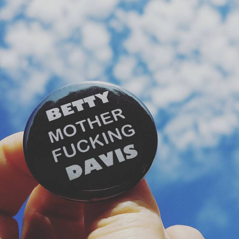 Betty Mofo'ing Daisy Anstecknadel von leftcoastcasual