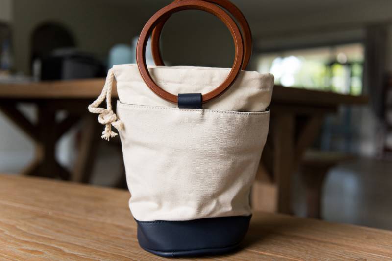 Ausverkauf Bucket Bag - Schultertasche Aus Segeltuch Mit Holzgriffen Von Linke Küste Original von leftcoastoriginal