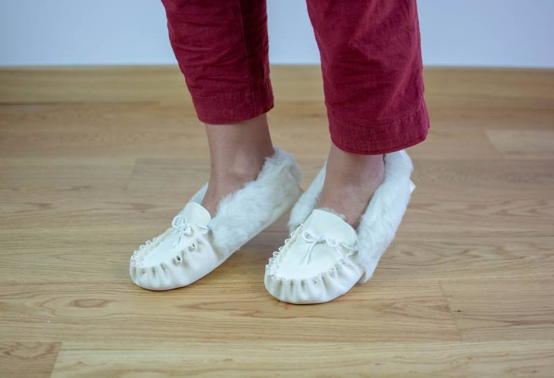 Damen Mokassins Aus Echtem Moutonleder, Weichem Fell Innen Und Süßer Schleife Oben. Handgemachte Weiße Hausschuhe, Ein Tolles Geschenk Für Sie von lefushop