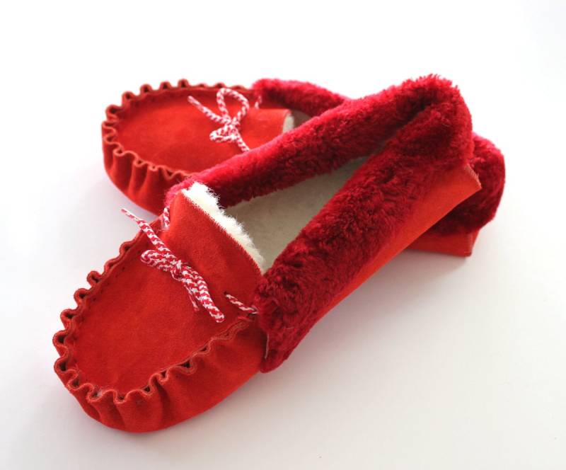 Damen Mokassins in Rot Aus Echtem Mouton Leder, Innen Weiches Fell Und Süße Schleife Obendrauf. Handgemachte Hausschuhe, Ein Tolles Geschenk Für Sie von lefushop