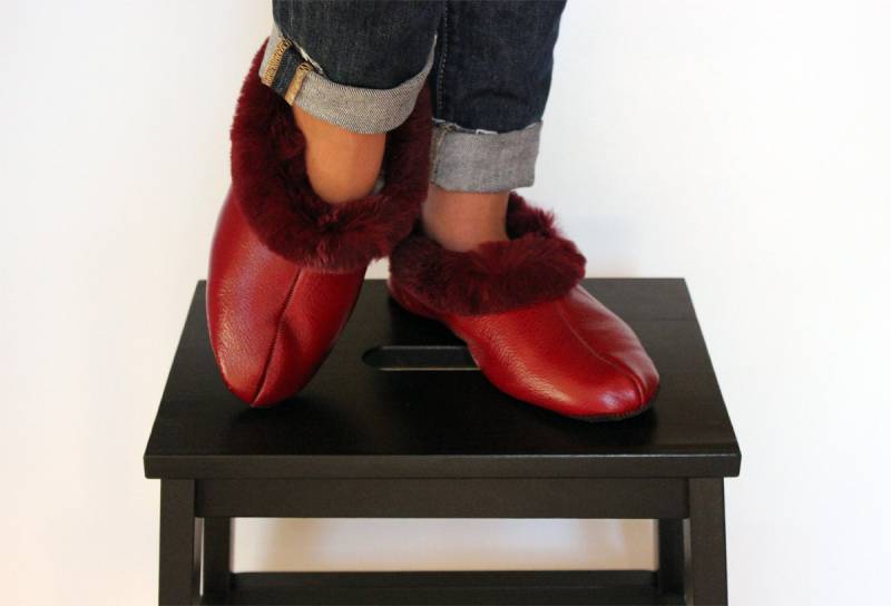Frauen Schuh Hausschuhe Aus Rotem Leder Und Weißem Fell Innen Für Zusätzliche Wärme. Total Handgemachte Hausschuhe. Ein Tolles Geschenk Sie Oder Mama von lefushop