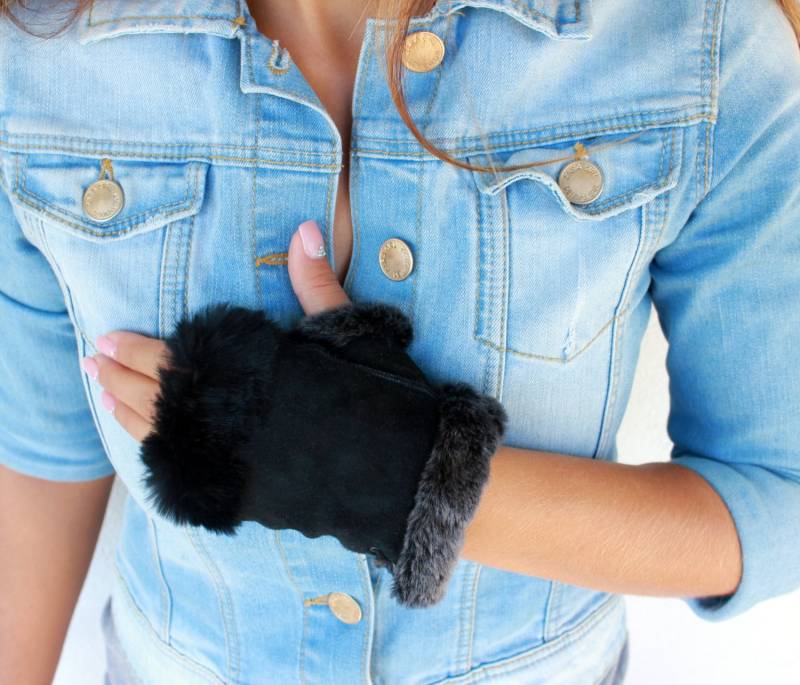 Fingerlose Lederhandschuhe Für Damen in Schwarz Aus Schaffellleder Und Fell. Handgefertigte Lammfell-Armstulpen, Ein Tolles Geschenk Sie von lefushop