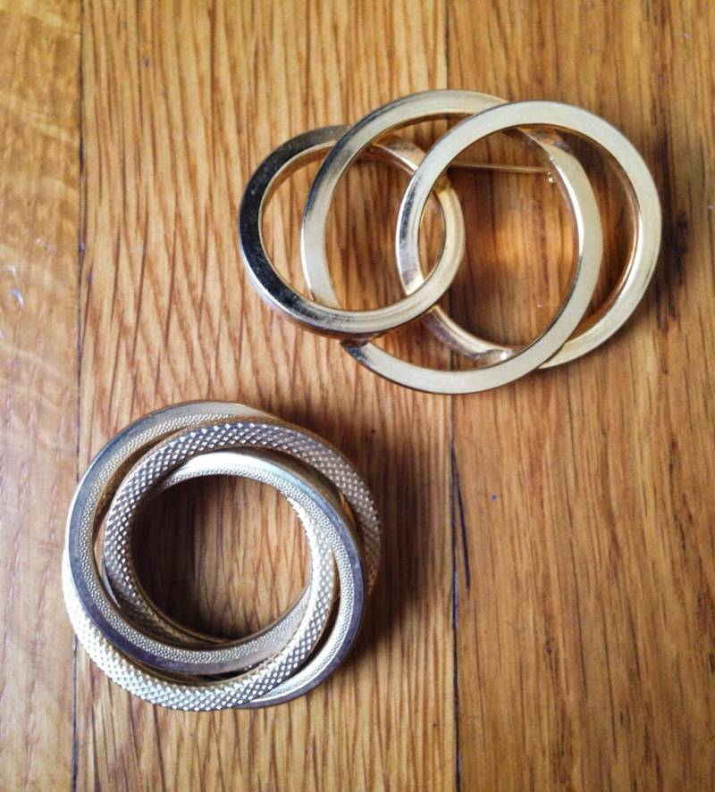 Satz Von Zwei Gold-Rundschreiben-Pins Der 90Er Jahre von legitbabes