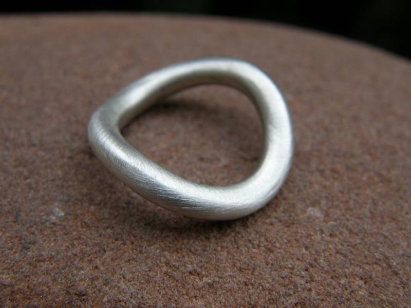 Designer Ring Silber 925 Rund Minimalistisch Matt Runde Schiene Schlicht Klares Design 3, 5 Mm Gebogene 56 von leguan4u