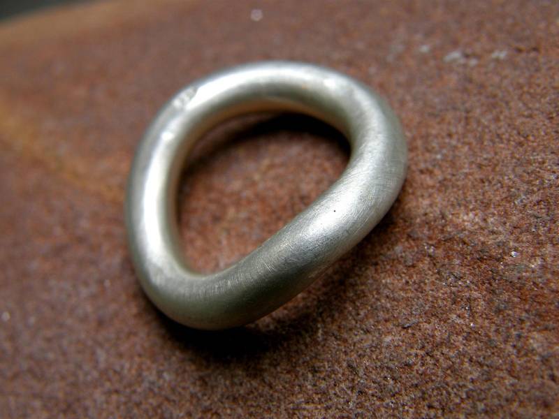 Designer Ring Silber 925 Rund Minimalistisch Matt Runde Schiene Schlicht Klares Design 4, 3 Mm Gebogene 53 von leguan4u