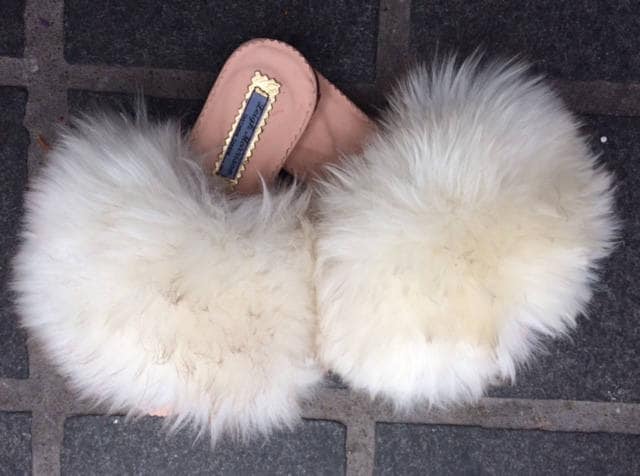 Pantoletten Aus Flauschigem Lammfell Pantoletten Aus Flauschigem Lammfell von leighmorrisonshoes