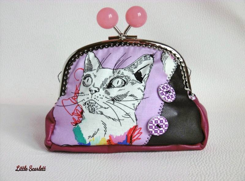 Große Retro-Geldbörse Mit Verschluss Aus Lila Und Braunem Leder + Katzenstoffen von lekikiyoyo