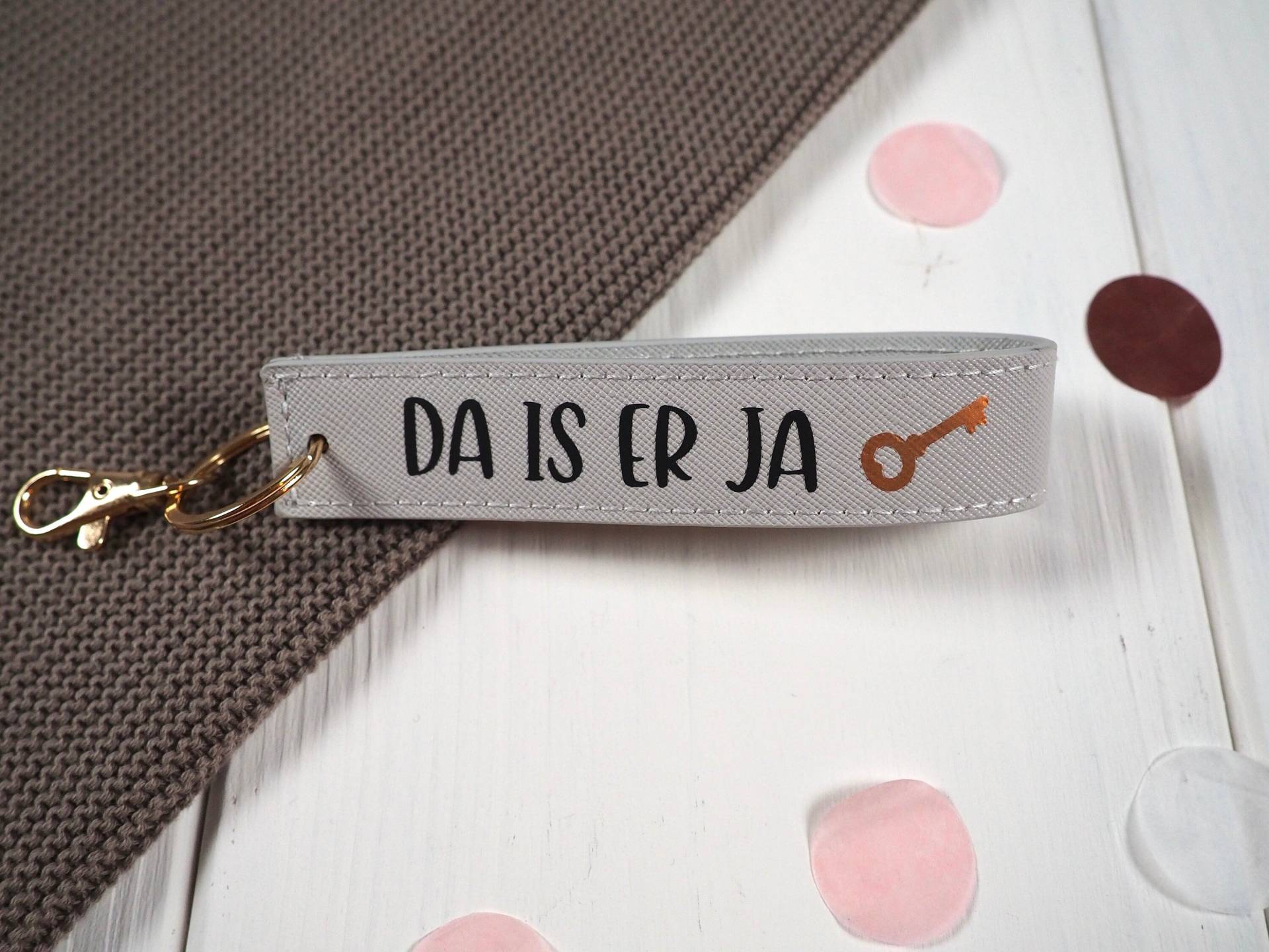 Personalisierter Schlüsselanhänger "Da Ist Er Ja" | Länglich Kunstleder Kleines Geschenk Lustiges Mitbringsel Anhänger Lustig Personalisierter Schlüsselanhänger "Da Ist Er Ja" | Länglich Kunstleder Kleines Geschenk Lustiges Mitbringsel Anhänger Lustig von lenaplotterliebe