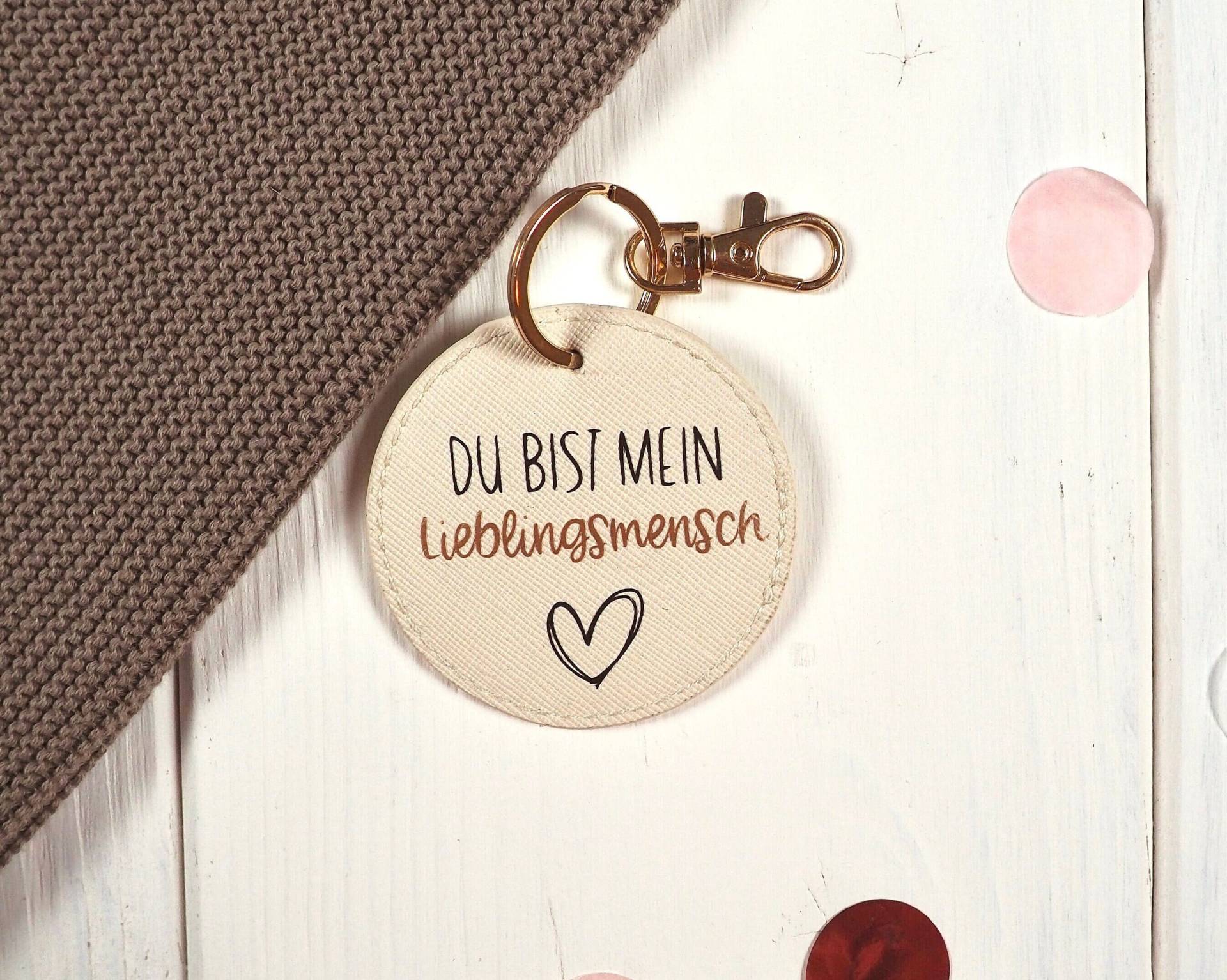 Personalisierter Schlüsselanhänger "Lieblingsmensch"| Rund Kunstleder | Kleines Geschenk Freundin Mitbringsel Liebe Botschaft Personalisierter Schlüsselanhänger "Lieblingsmensch"| Rund Kunstleder | Kleines Geschenk Freundin Mitbringsel Liebe Botschaft von lenaplotterliebe