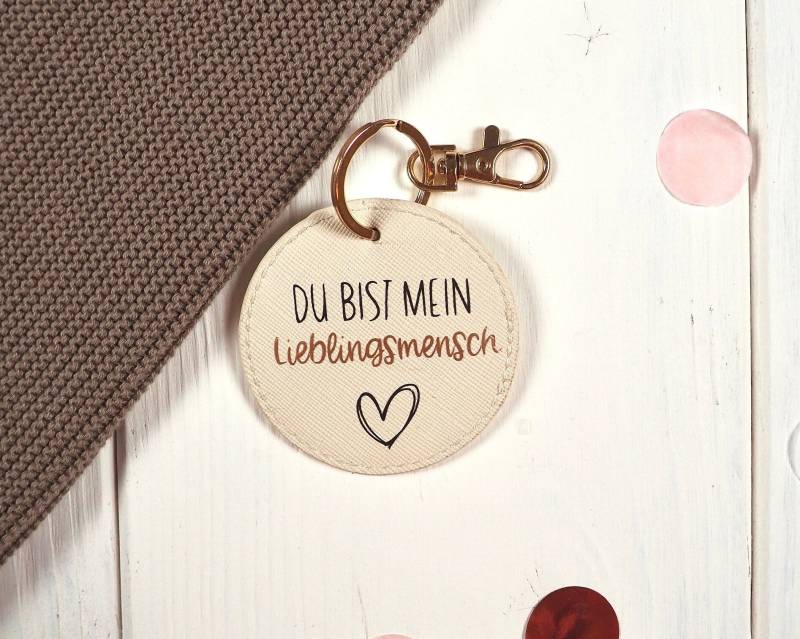 Personalisierter Schlüsselanhänger "Lieblingsmensch"| Rund Kunstleder | Kleines Geschenk Freundin Mitbringsel Liebe Botschaft Personalisierter Schlüsselanhänger "Lieblingsmensch"| Rund Kunstleder | Kleines Geschenk Freundin Mitbringsel Liebe Botschaft von lenaplotterliebe