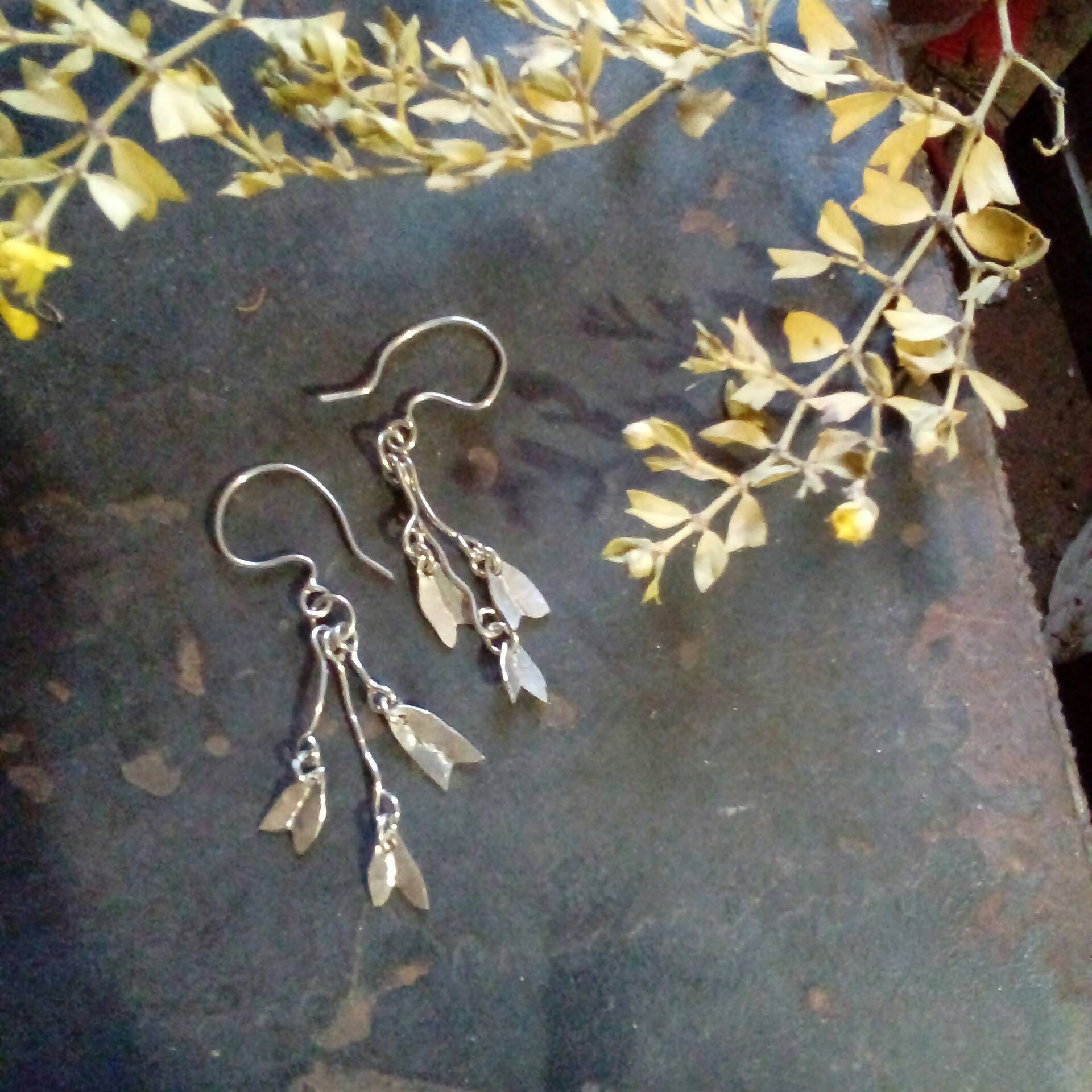 Handgemachte Sterling Silber Creosote Blatt Ohrringe Handgemachte Sterling Silber Creosote Blatt Ohrringe von lenastudio