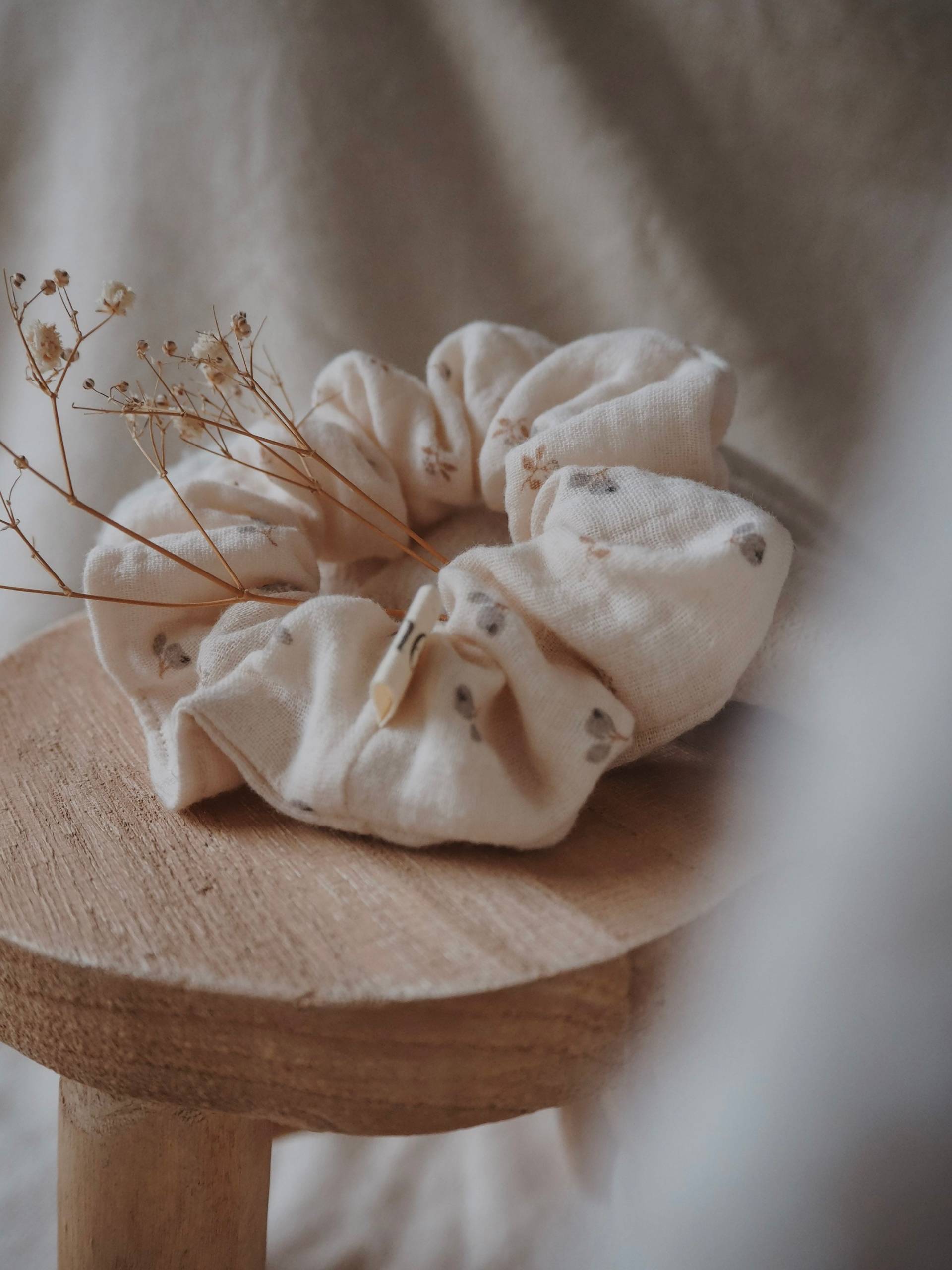 Bio Scrunchie Blumen Musselin | Boho Beige Natur Nachhaltiges Bio Gummiband Handmade Aus Baumwolle von lenelaShop