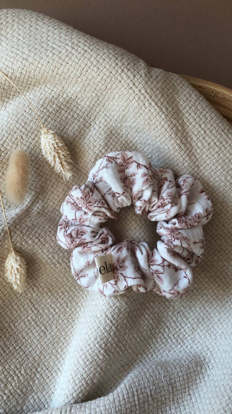 Scrunchie Musselin Bio Blumen | Nachhaltiges Haargummi Mit Rosa Zarte Blüten Ohne Knick von lenelaShop