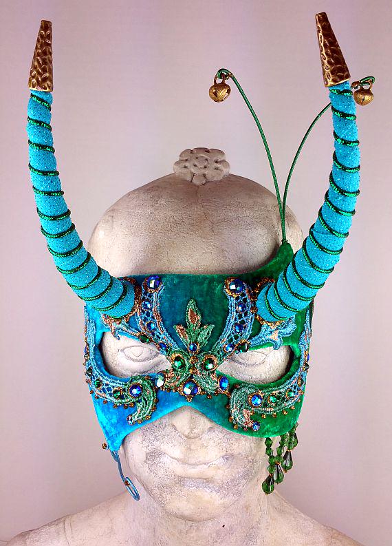 Handgefärbte Maskerade Maske Aus Seidensamt Mit Hörnern von leopardsleap