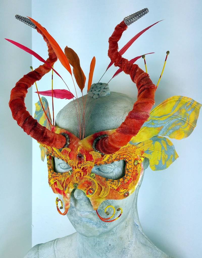 Handgemachte Samt Maskerade Maske Feder Hörner, Straßsteine von leopardsleap