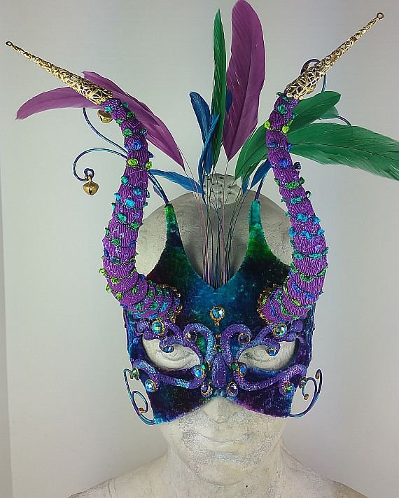 Lila Gehörnte Masquerade Maske Handgefärbte Samt Kostümball Maske von leopardsleap