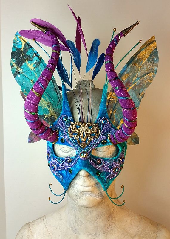 Handgemachte Blaue Samt Maskerade Maske Feder & Horn Design von leopardsleap