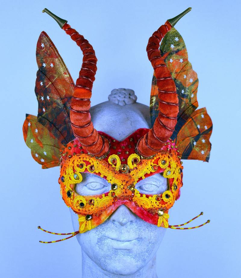 Geflügelte Maskerade Maske Handgefärbter Samt, Spitze & Strasssteine von leopardsleap