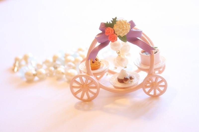Cinderella Kutsche Mit Kuchen Platten Halskette von lepetitebonbon