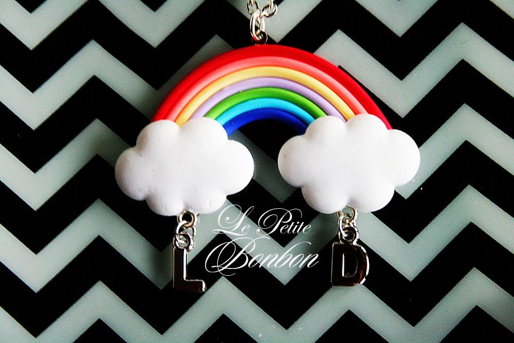 Du Und Ich Regenbogen Über Den Wolken Mit Initialen Halskette von lepetitebonbon