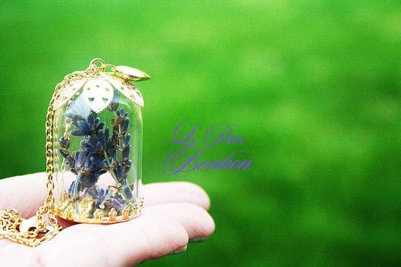 Echte Getrocknete Lavendel Blume Im Terrarium Garten Glas-Kapsel-Anhänger Echte Getrocknete Lavendel Blume Im Terrarium Garten Glas-Kapsel-Anhänger von lepetitebonbon